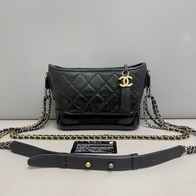 🌷甜價保卡款!Chanel 香奈兒 Gabrielle 流浪包 黑金荔枝皮 漸層 小號-1