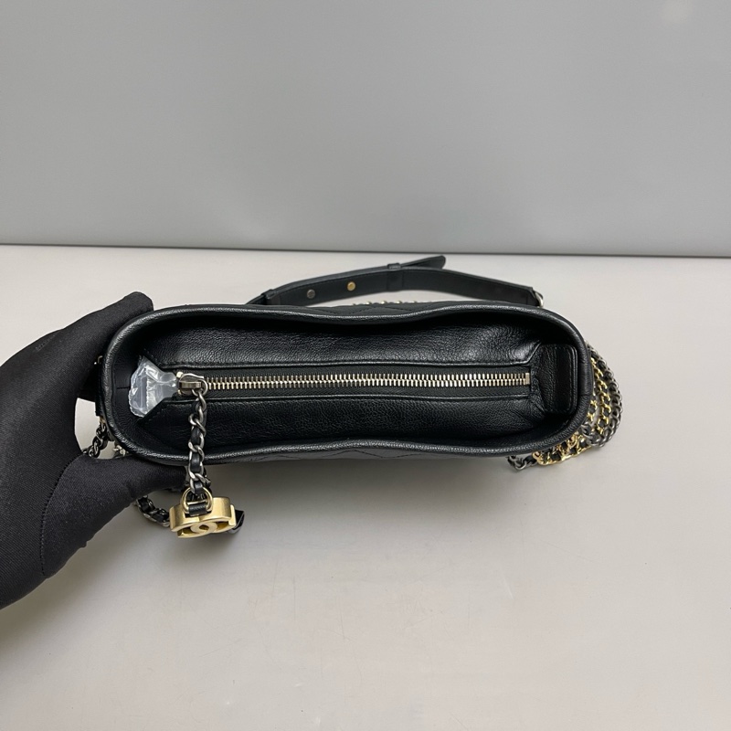 🌷甜價保卡款!Chanel 香奈兒 Gabrielle 流浪包 黑金荔枝皮 漸層 小號-5