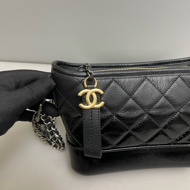 🌷甜價保卡款!Chanel 香奈兒 Gabrielle 流浪包 黑金荔枝皮 漸層 小號-6