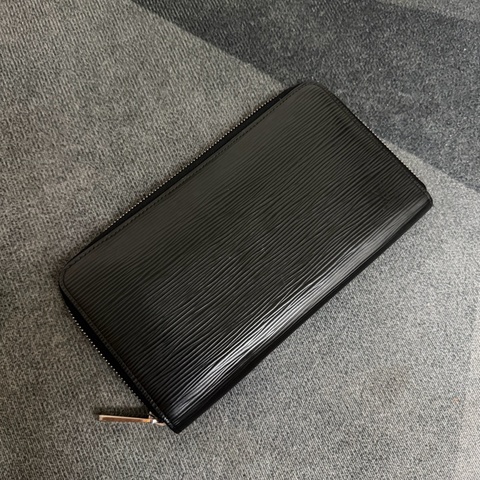 Lv水波紋皮革拉鍊護照長夾 (M6385N)