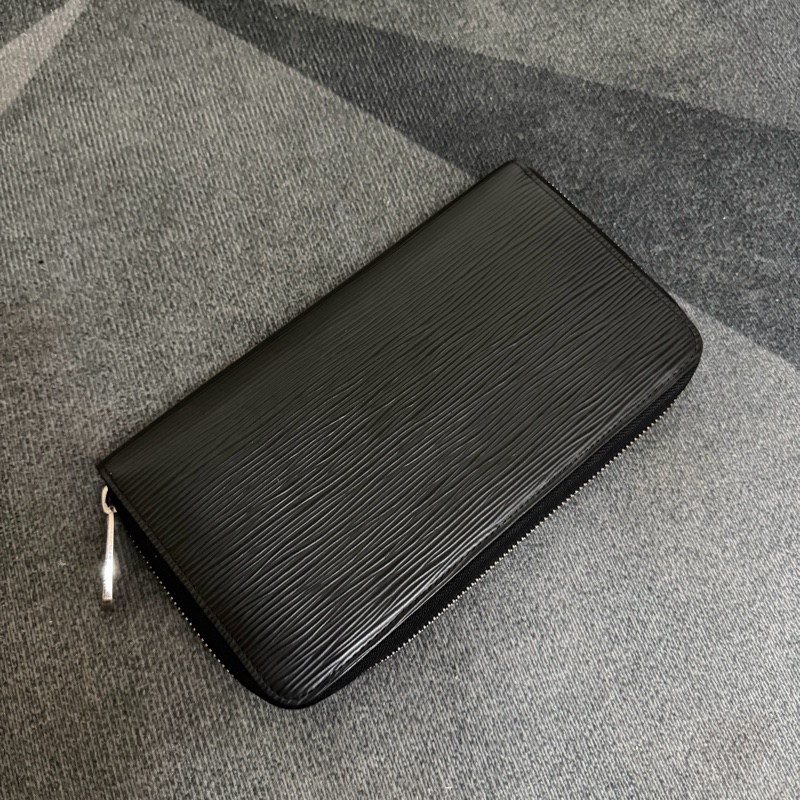 Lv水波紋皮革拉鍊護照長夾 (M6385N)-1