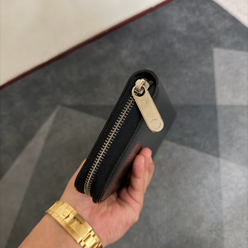 Lv水波紋皮革拉鍊護照長夾 (M6385N)-2