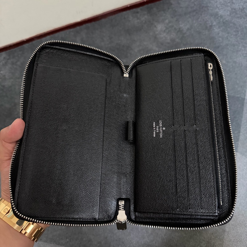 Lv水波紋皮革拉鍊護照長夾 (M6385N)-5