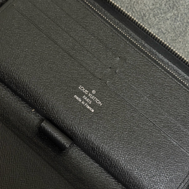 Lv水波紋皮革拉鍊護照長夾 (M6385N)-9