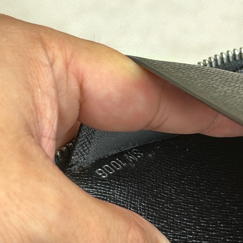 Lv水波紋皮革拉鍊護照長夾 (M6385N)-10