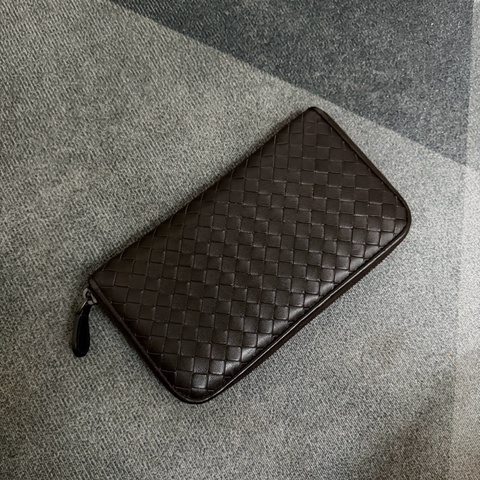 Bv經典深棕色編織拉鍊長夾