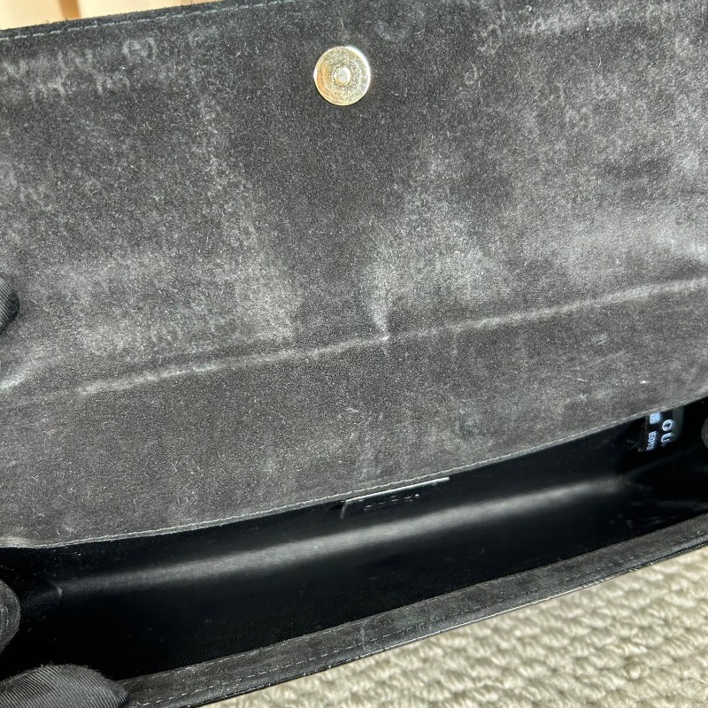 古馳Gucci黑色漆皮雙G壓紋手拿包 經典優雅 漆皮材質 晚宴搭配不要太好看 適合各種場合 女王氣場全開-11