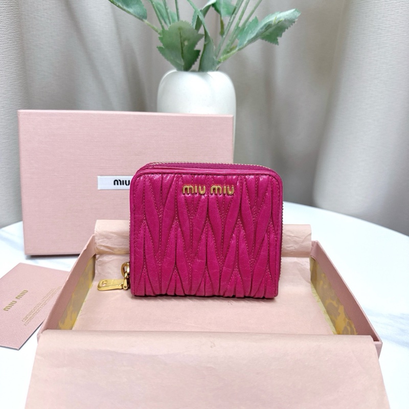 99新 Miumiu繆繆 經典款 玫紅色短款 錢包-0