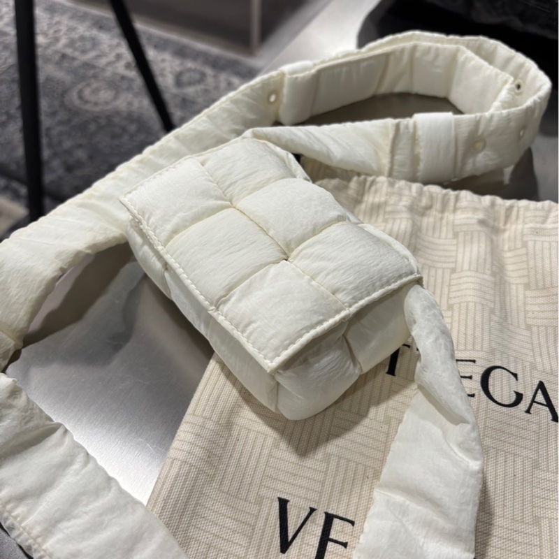 Bottega Veneta BV 枕頭白色小肩包-2