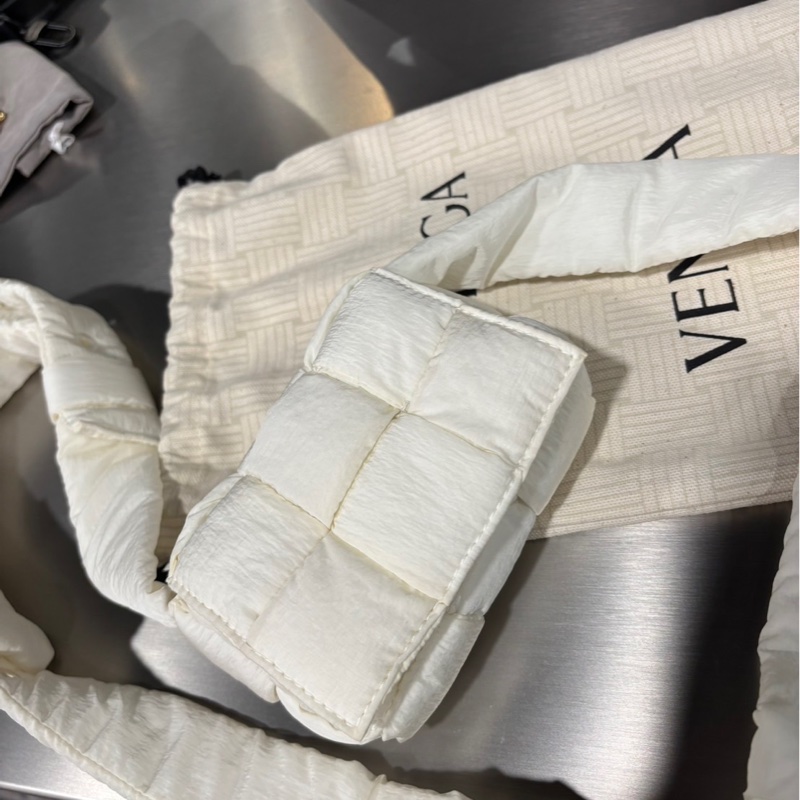 Bottega Veneta BV 枕頭白色小肩包-9