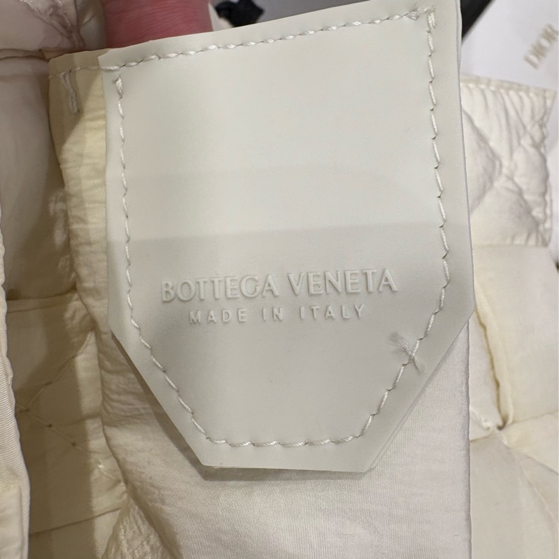 Bottega Veneta BV 枕頭白色小肩包-18