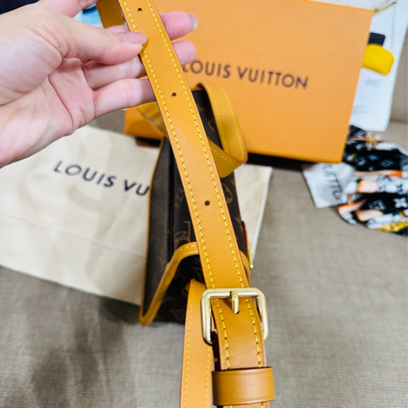 LV M26805 Satchel 經典老花翻蓋式斜背包/郵差包 98閒置品 芯片款-5
