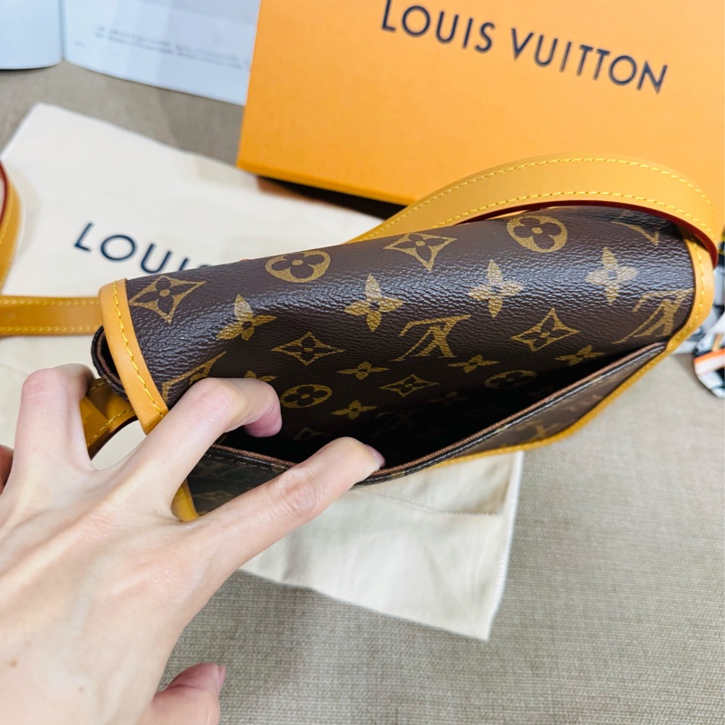 LV M26805 Satchel 經典老花翻蓋式斜背包/郵差包 98閒置品 芯片款-6