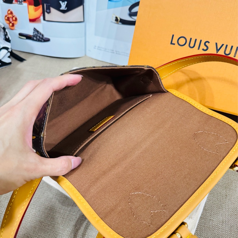 LV M26805 Satchel 經典老花翻蓋式斜背包/郵差包 98閒置品 芯片款-21