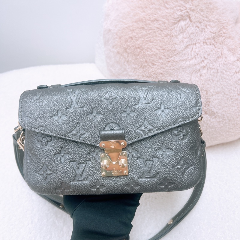 Lv metis pochette east west 灰銀橫版郵差包-1