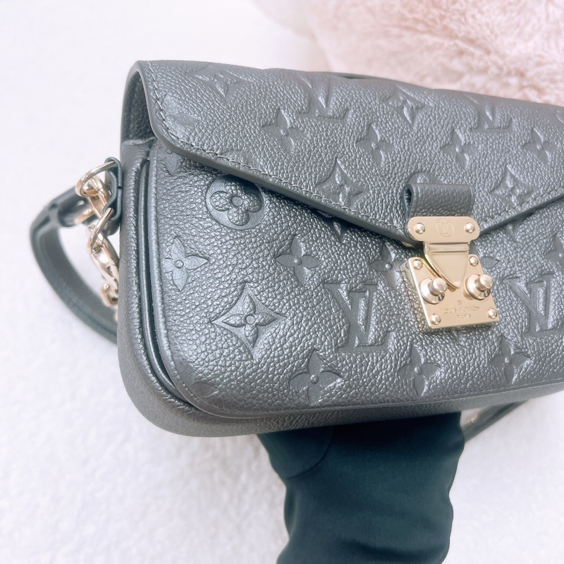 Lv metis pochette east west 灰銀橫版郵差包-4