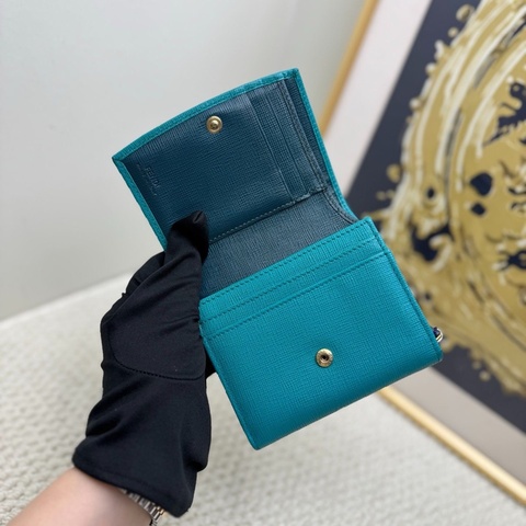 Fendi/芬迪 水綠色顆粒牛皮紋金扣短款錢包  無附件