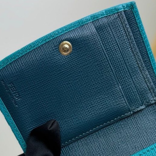 Fendi/芬迪 水綠色顆粒牛皮紋金扣短款錢包  無附件-3