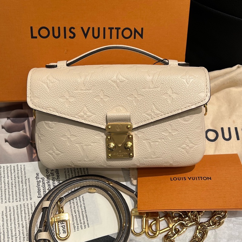 LV 全新原膜 奶油白色牛皮壓紋迷你小郵差包-0