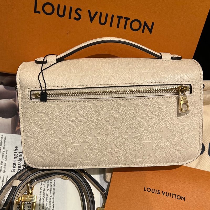 LV 全新原膜 奶油白色牛皮壓紋迷你小郵差包-1