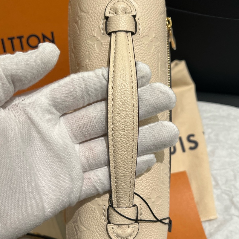 LV 全新原膜 奶油白色牛皮壓紋迷你小郵差包-2