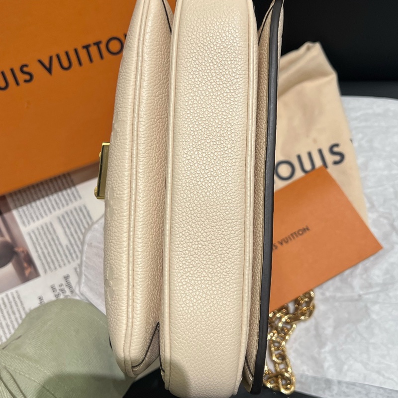 LV 全新原膜 奶油白色牛皮壓紋迷你小郵差包-4