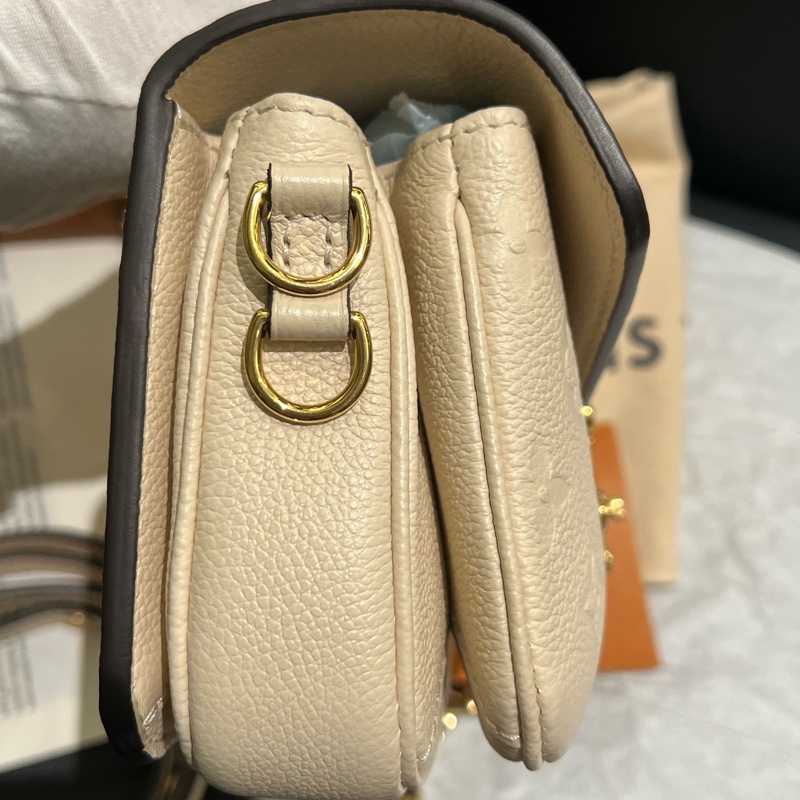 LV 全新原膜 奶油白色牛皮壓紋迷你小郵差包-5
