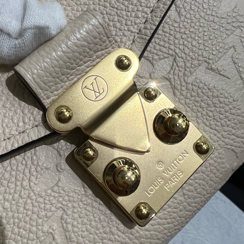 LV 全新原膜 奶油白色牛皮壓紋迷你小郵差包-6