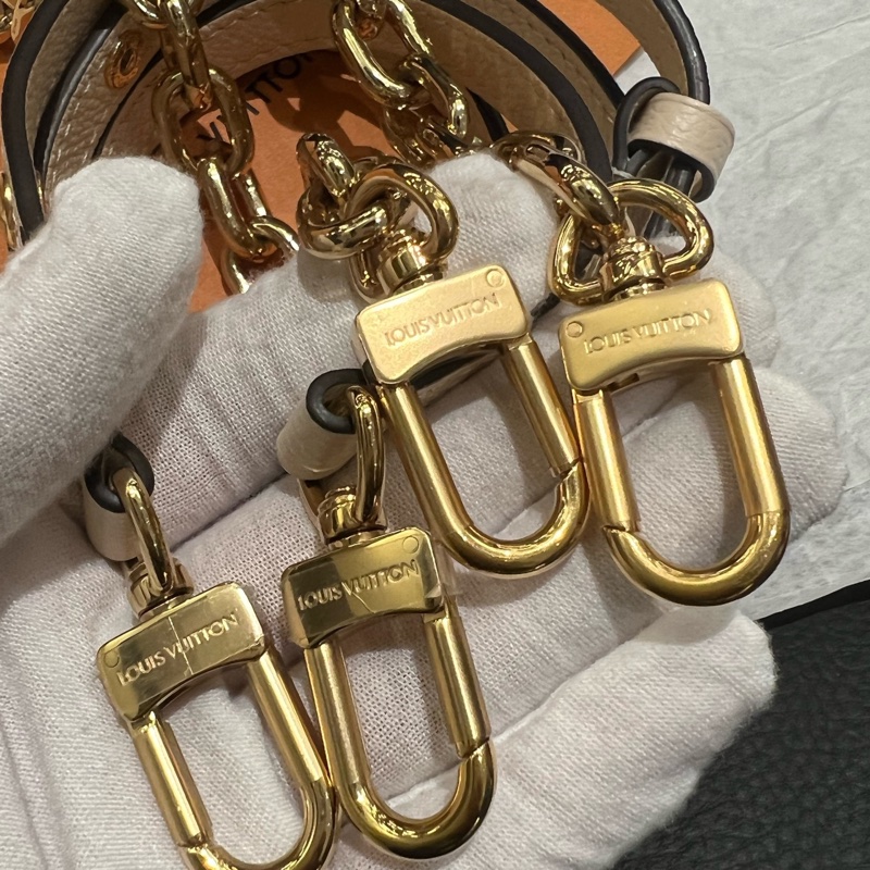 LV 全新原膜 奶油白色牛皮壓紋迷你小郵差包-7