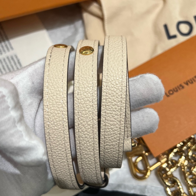 LV 全新原膜 奶油白色牛皮壓紋迷你小郵差包-8