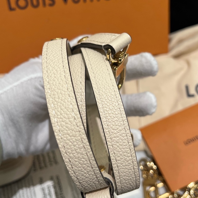 LV 全新原膜 奶油白色牛皮壓紋迷你小郵差包-10