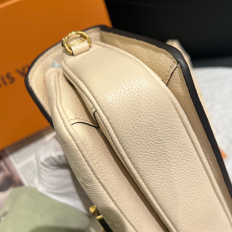 LV 全新原膜 奶油白色牛皮壓紋迷你小郵差包-12