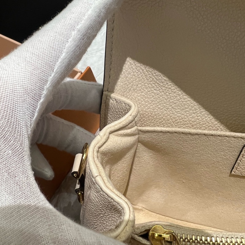 LV 全新原膜 奶油白色牛皮壓紋迷你小郵差包-13