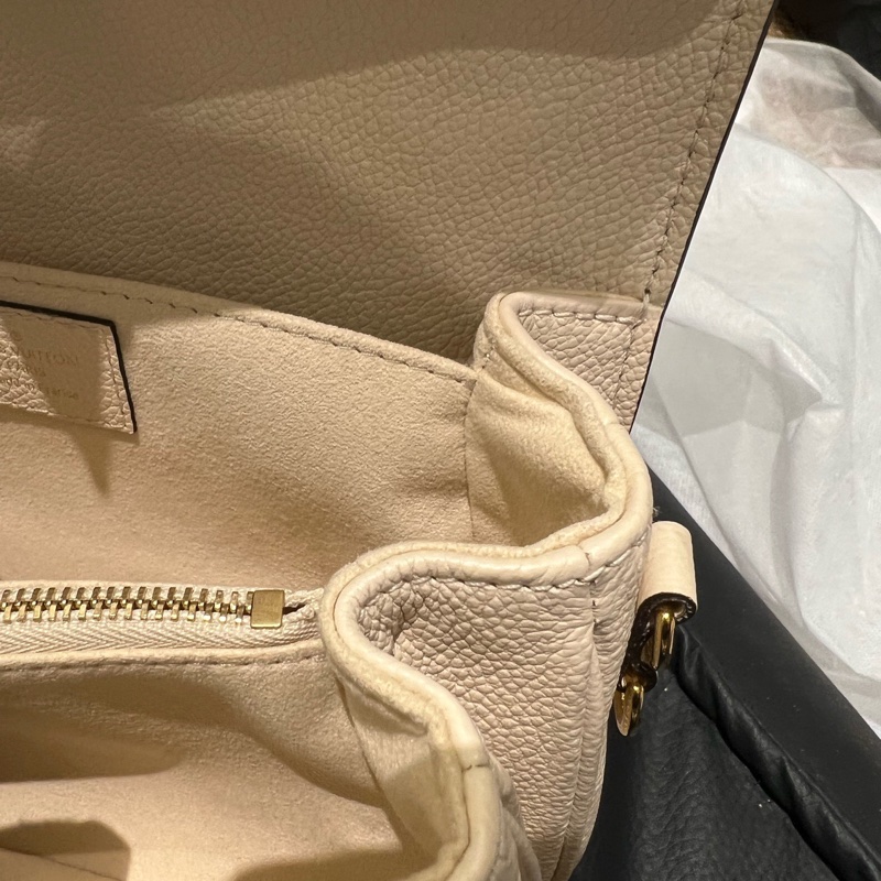 LV 全新原膜 奶油白色牛皮壓紋迷你小郵差包-14