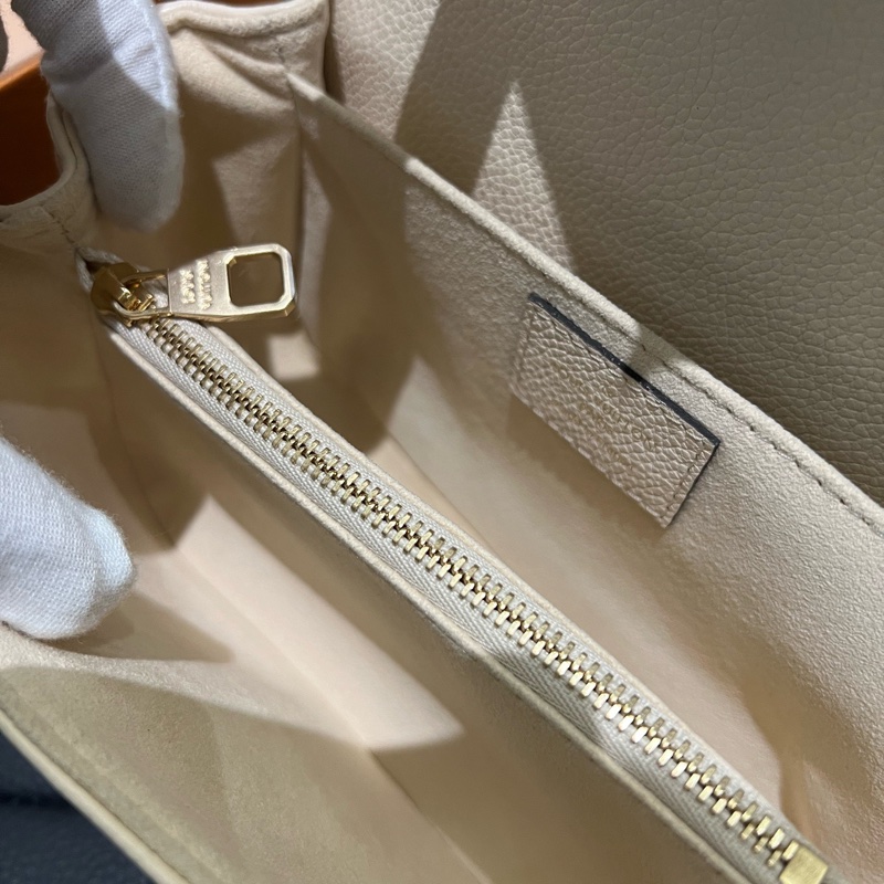 LV 全新原膜 奶油白色牛皮壓紋迷你小郵差包-15
