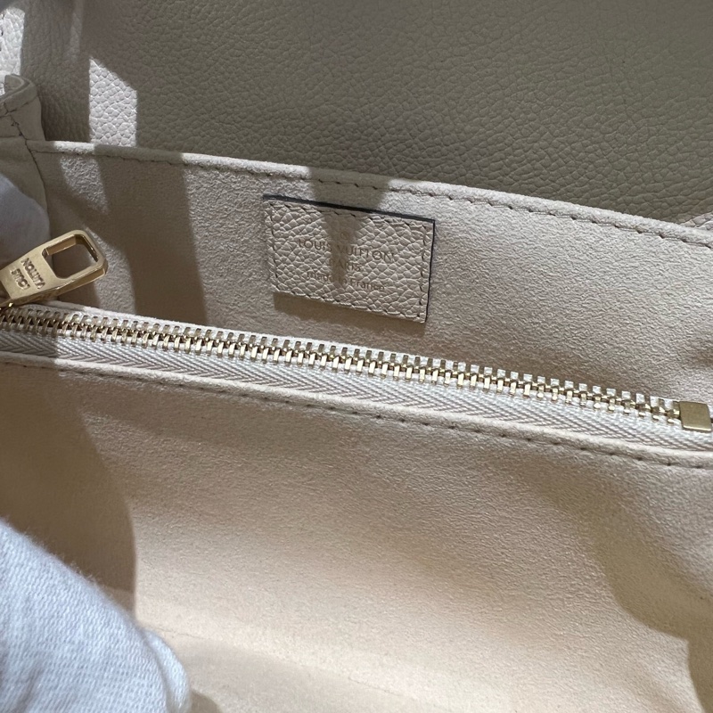 LV 全新原膜 奶油白色牛皮壓紋迷你小郵差包-16