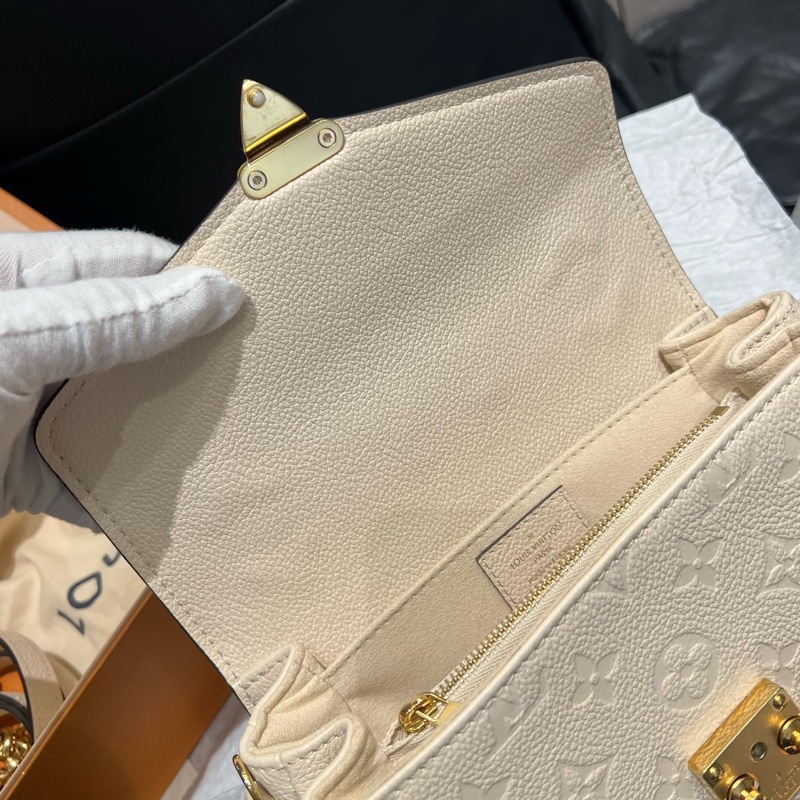 LV 全新原膜 奶油白色牛皮壓紋迷你小郵差包-17