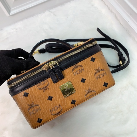 98新MCM小號化妝包 MCM ROCKSTAR 超火乾邑色塗層老花斜挎包