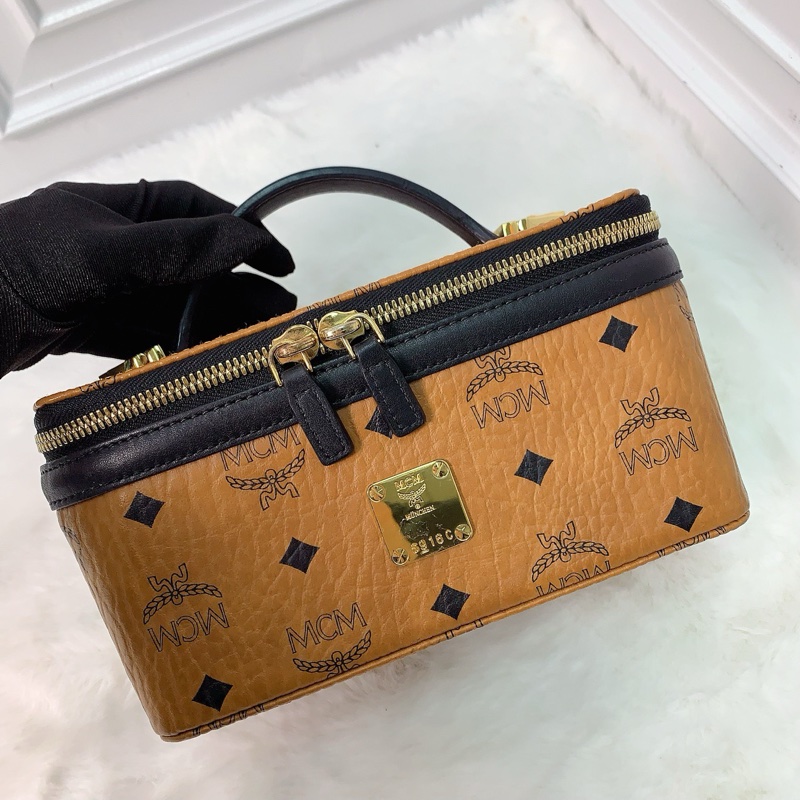 98新MCM小號化妝包 MCM ROCKSTAR 超火乾邑色塗層老花斜挎包-1