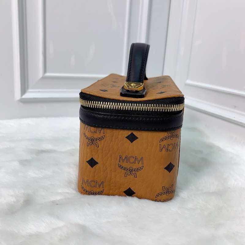 98新MCM小號化妝包 MCM ROCKSTAR 超火乾邑色塗層老花斜挎包-3