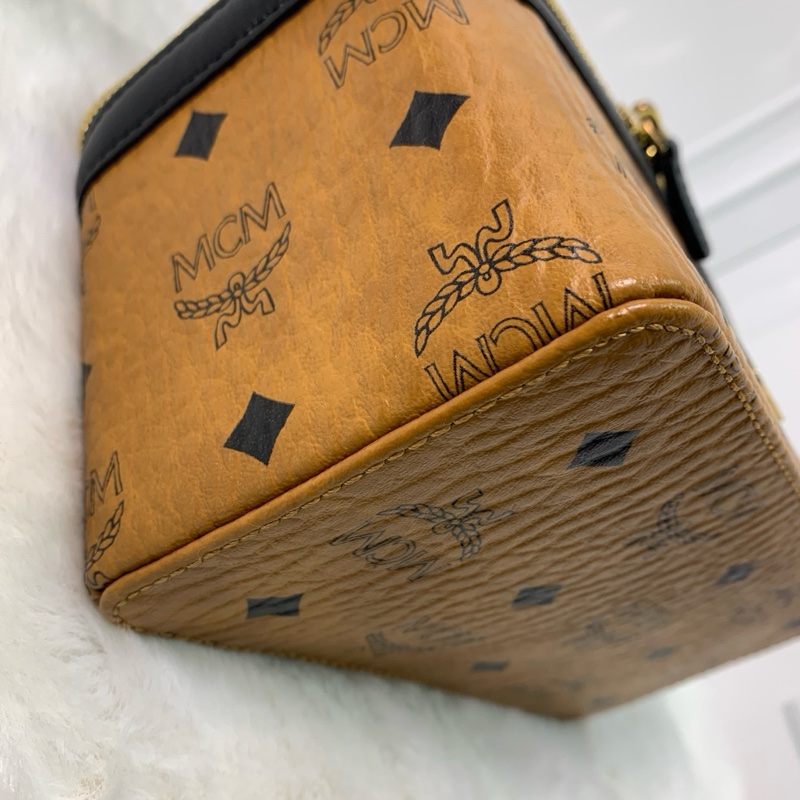 98新MCM小號化妝包 MCM ROCKSTAR 超火乾邑色塗層老花斜挎包-8