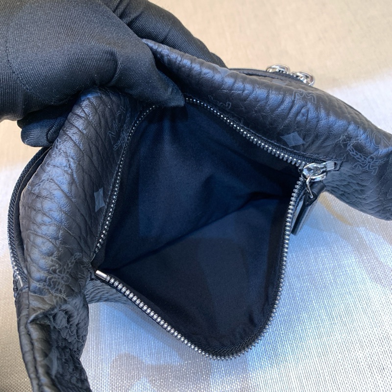 98新 MCM經典黑色老花斜挎腰包胸包 設計上雙性兼修 男女都可以背挎 -6