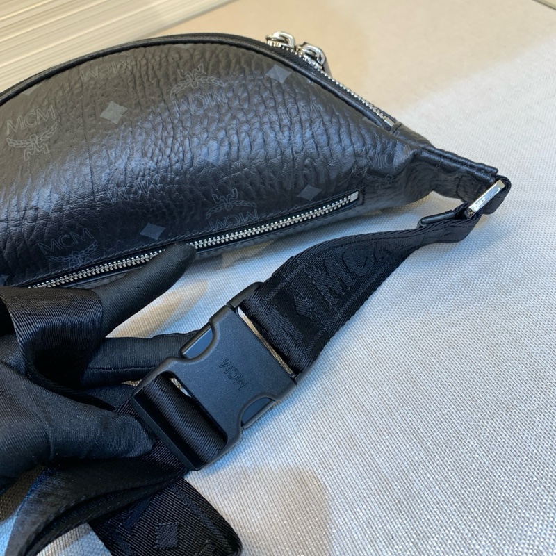 98新 MCM經典黑色老花斜挎腰包胸包 設計上雙性兼修 男女都可以背挎 -7