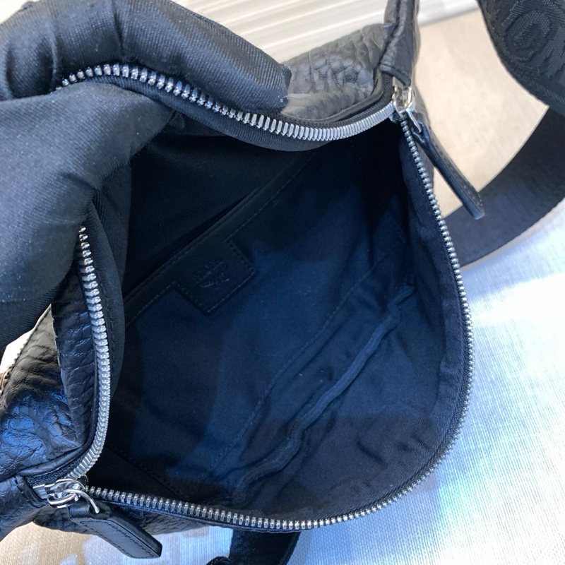 98新 MCM經典黑色老花斜挎腰包胸包 設計上雙性兼修 男女都可以背挎 -9
