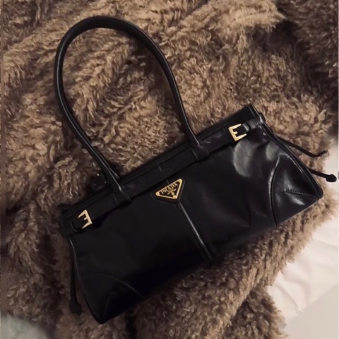 全新 晶片款🈶25年購證❤️ #prada #softlux #黑金 #油蠟牛皮 #肩背包