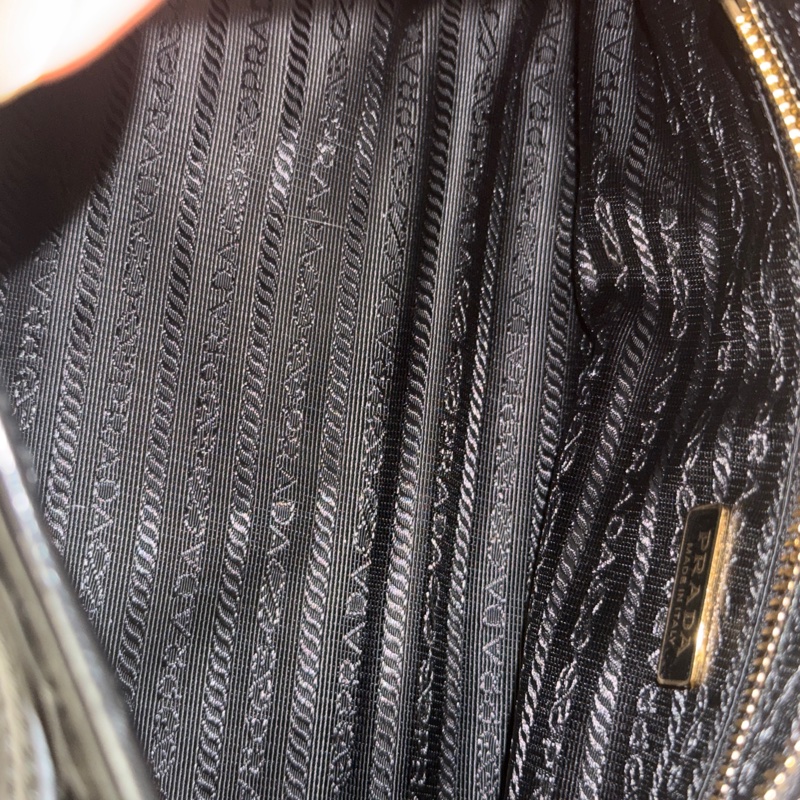 全新 晶片款🈶25年購證❤️ #prada #softlux #黑金 #油蠟牛皮 #肩背包-36