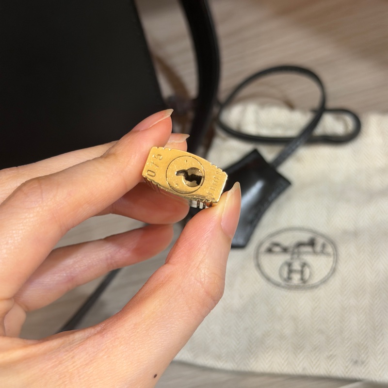 原廠鑰匙鎖肩帶齊全❤️ #愛馬仕 #kelly28 #黑金 #box皮 #中古款-13