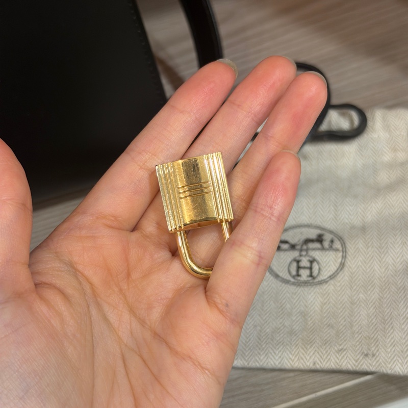 原廠鑰匙鎖肩帶齊全❤️ #愛馬仕 #kelly28 #黑金 #box皮 #中古款-14