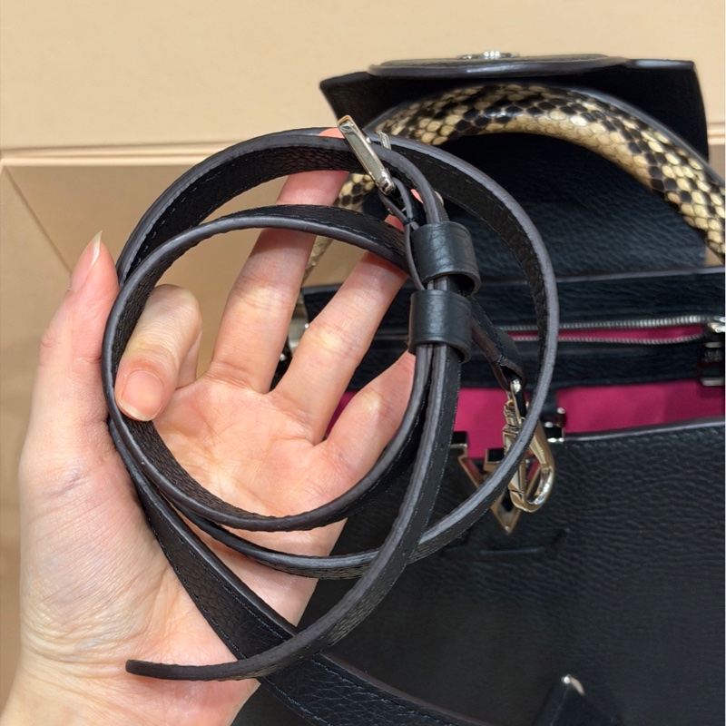 晶片款🈶稀有皮證❤️ #lv #capucines #卡普辛bb #蟒蛇皮 #黑銀-13