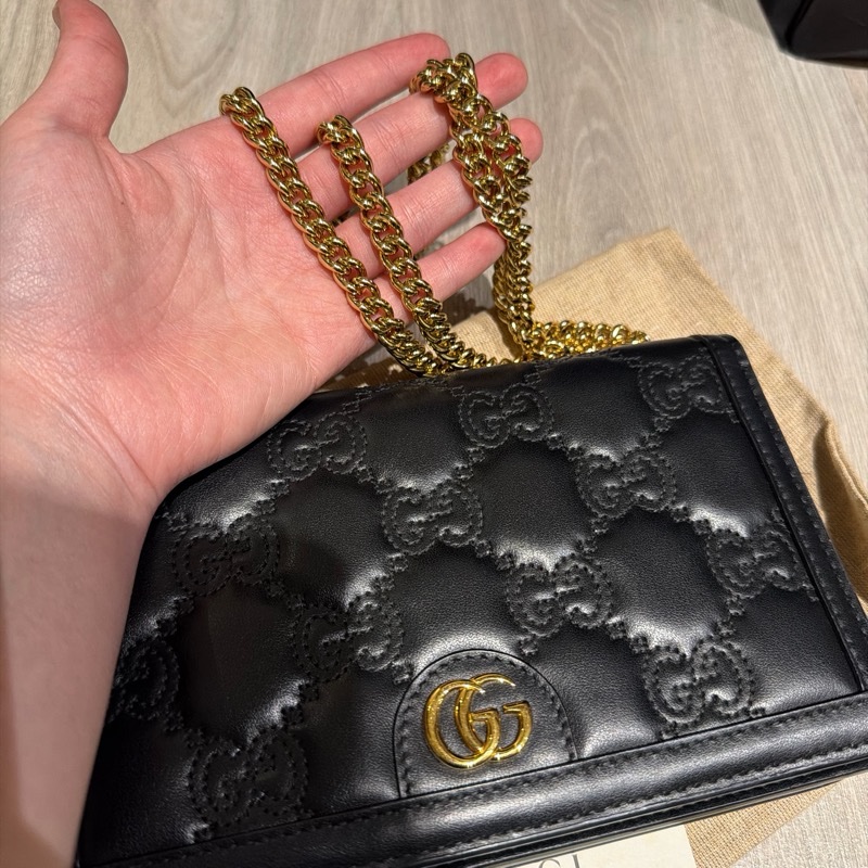 Gucci 黑牛皮壓紋 金釦鍊條下蓋Woc-1